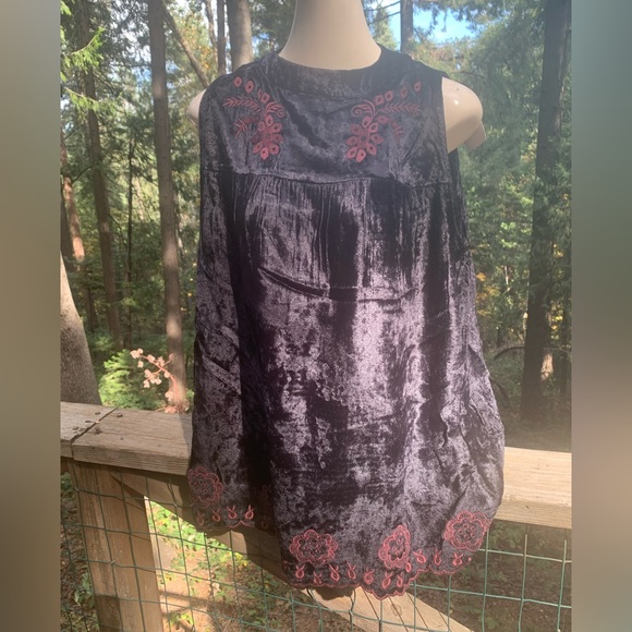World Market black velvet brocade with burgundy floral embroidery tank top - Picture 2 of 9